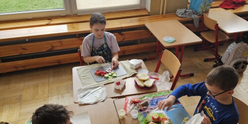 uczniowie przygotowują wiosenne kanapki