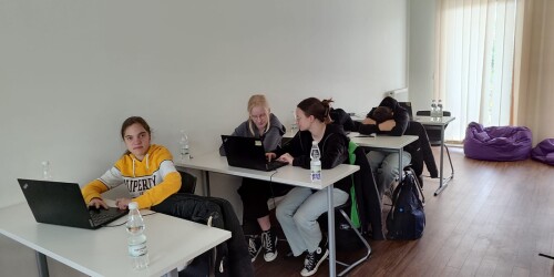 Uczniowie pracujący na laptopach podczas warsztatów