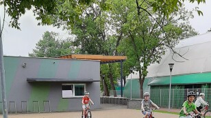 miasteczko rowerowe - uczniowie jadący na rowerach
